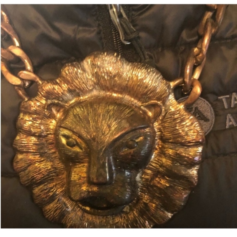 Lion face vintage enormous lion heavy necklace. Makes quite a statement - Picture 2 of 5